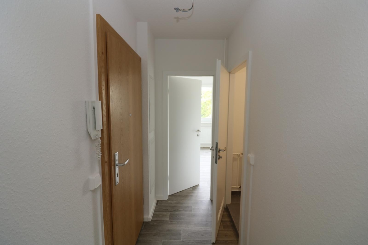 Schaumparty im modernen Wannenbad...helle 3-RW mit Wanne u. Balkon!!! - Flur