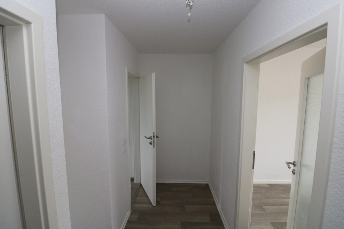 Hier kocht der Chef noch selbst…moderne 2-RW mit Einbauküche & Dusche - Beispiel Flur