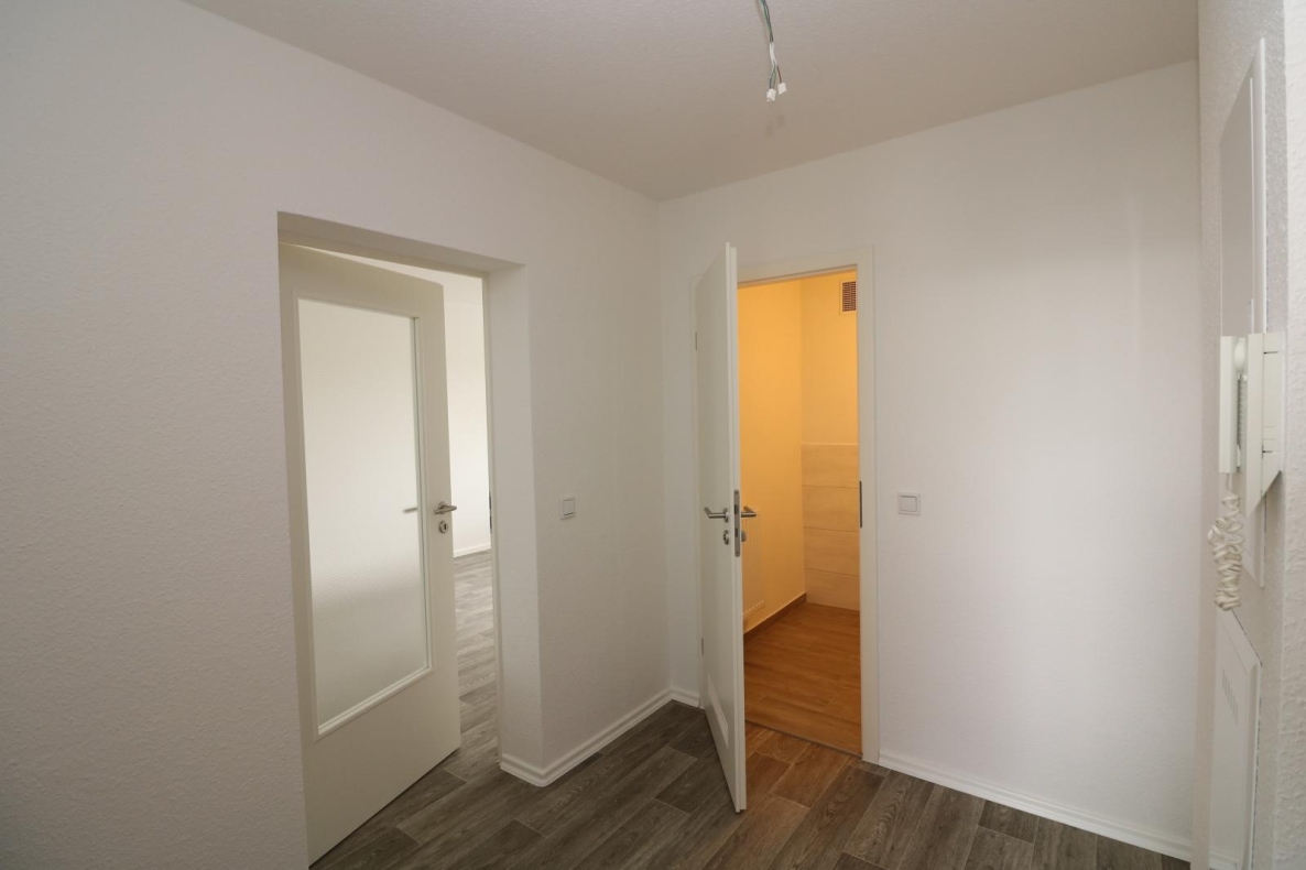 Auf Tauchstation im neu sanierten Wannenbad...3-RW mit Wanne u. Balkon!!! - Beispiel Flur