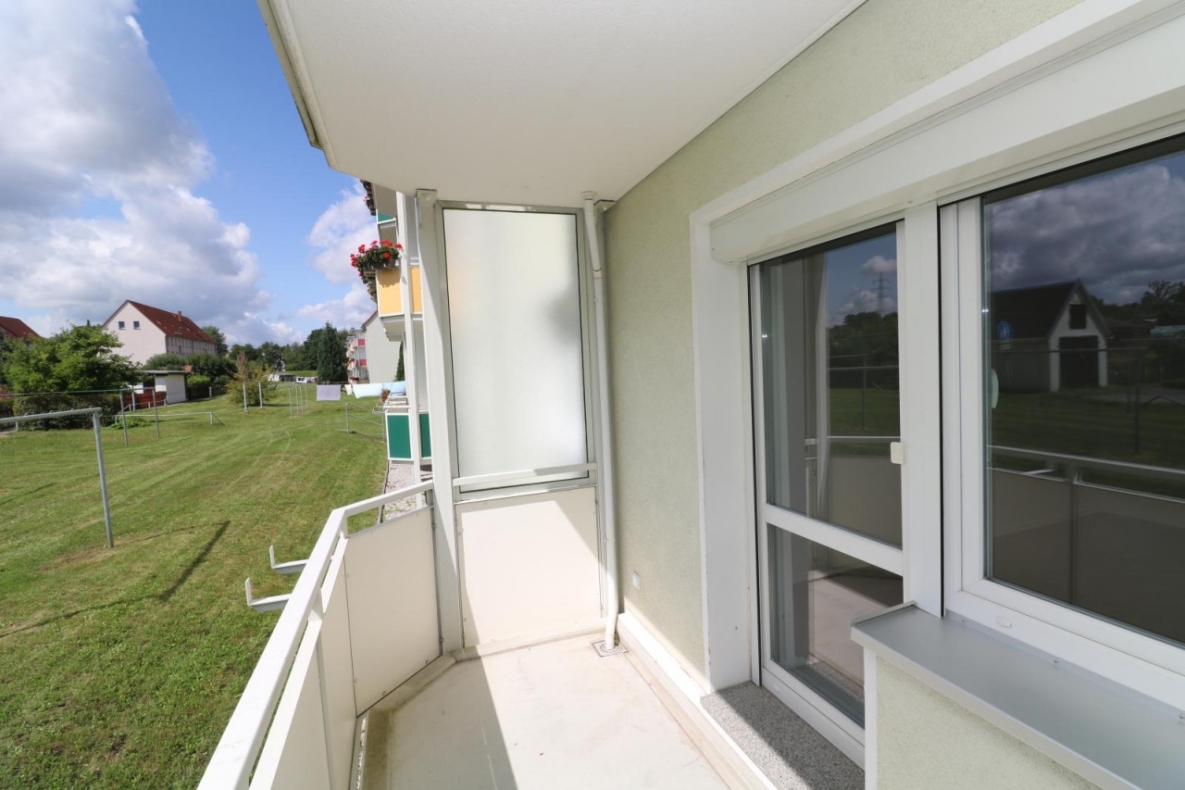 Wozu viele Treppen steigen? Neu sanierte Erdgeschosswohnung mit Blick ins Grüne! - Beispiel Balkon