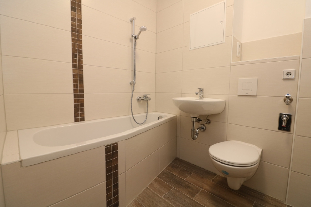 Schaumparty im modernen Wannenbad...3-RW mit Wanne & Balkon!!! - Titelbild