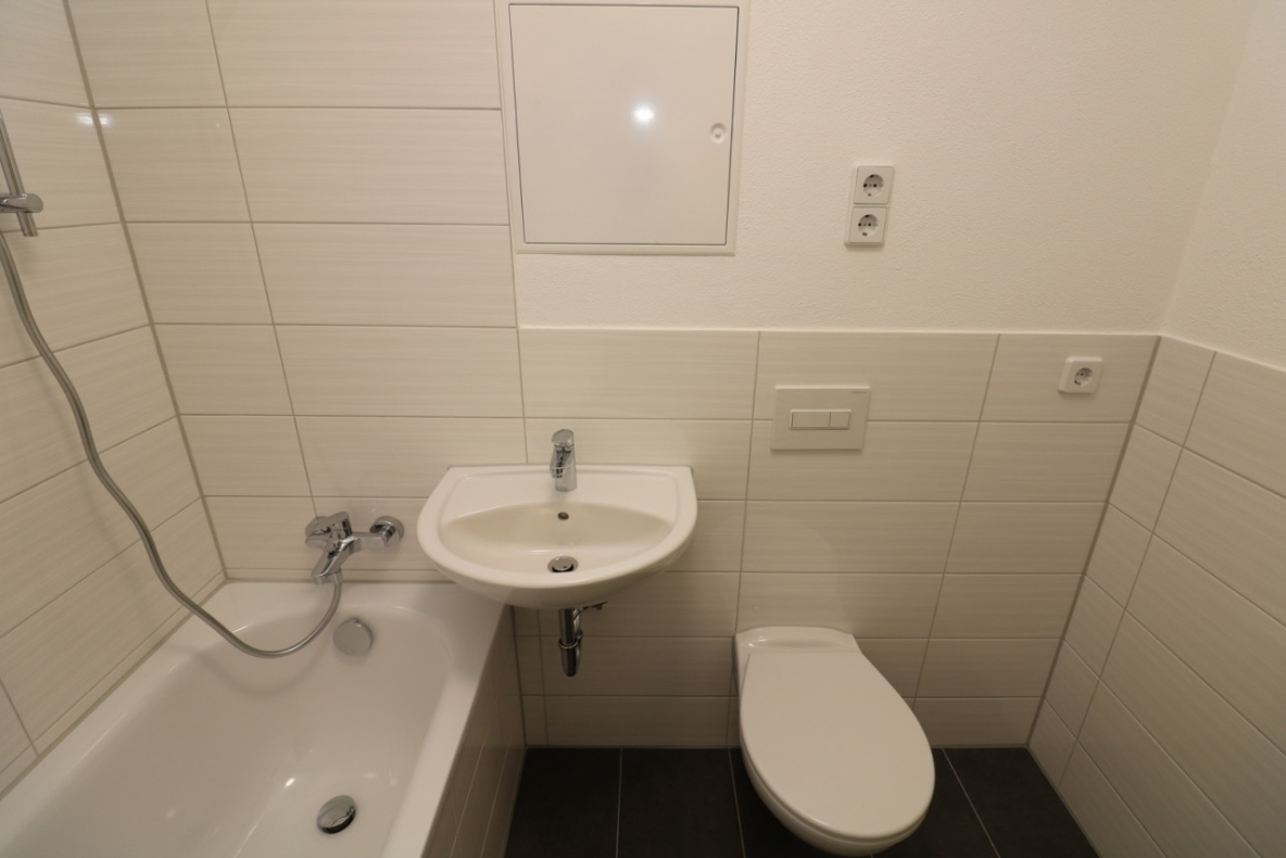Viel Platz für große Träume - 2RW mit riesigem Wohnzimmer, Badewanne und Balkon - Bad