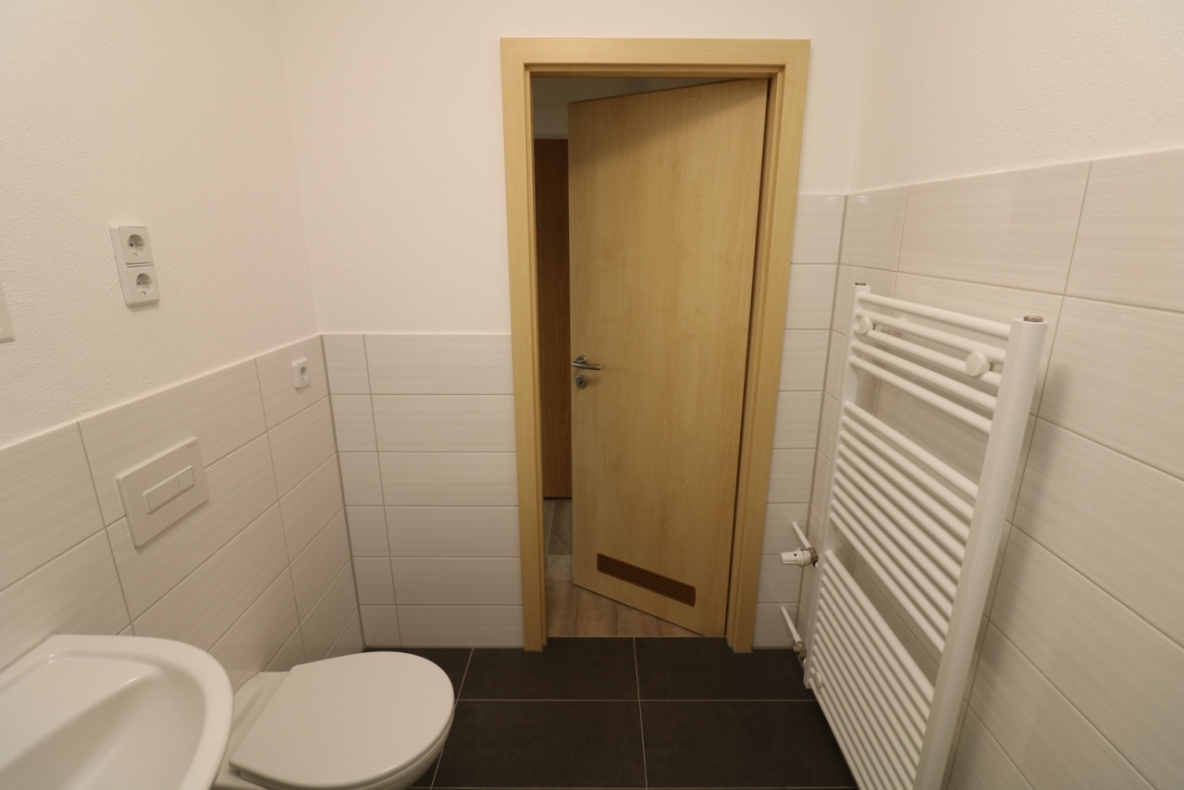 Viel Platz für große Träume - 2RW mit riesigem Wohnzimmer, Badewanne und Balkon - Bad