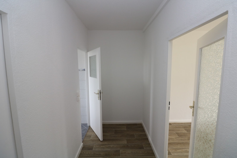 Jackpot! Gemütliche 2RW mit Dusche und Balkon im EG! - Beispiel Flur