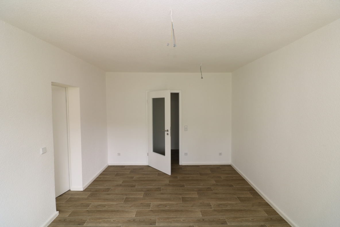 Jackpot! Gemütliche 2RW mit Dusche und Balkon im EG! - Wohnzimmer