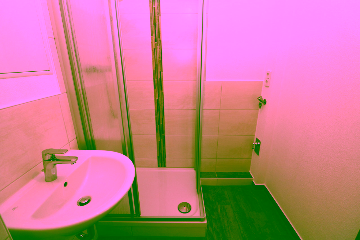 Copilot gesucht…tolle 1-RW mit Dusche & Balkon!!! - Bad mit Dusche