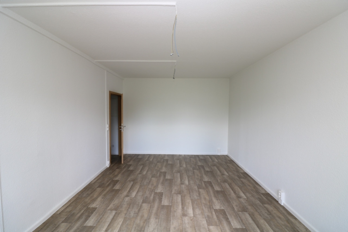 Copilot gesucht…tolle 1-RW mit Dusche & Balkon!!! - Wohnzimmer