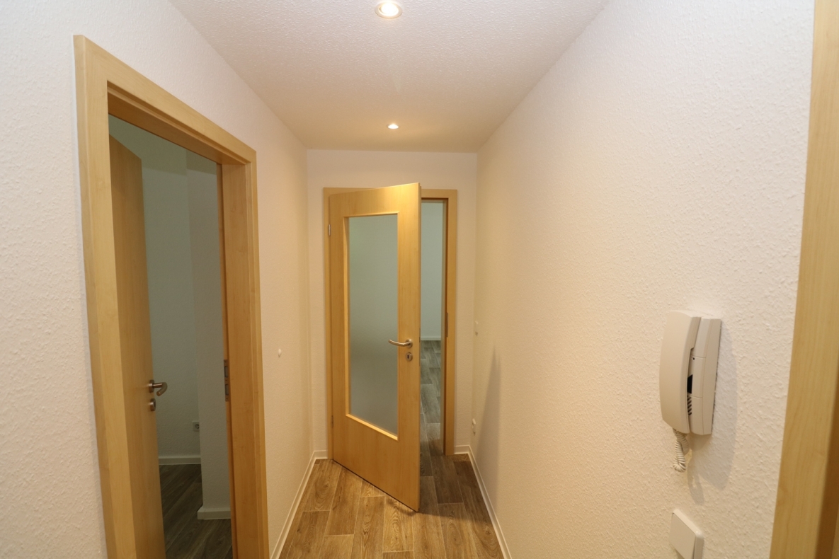 XXL Hoch drei...Etagen-Wohnung mit Wanne, Dusche, Gäste-WC u. 2 Balkonen!!!! - Beispiel Flur