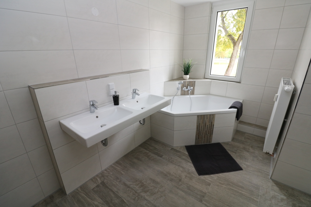 XXL Hoch drei...Etagen-Wohnung mit Wanne, Dusche, Gäste-WC u. 2 Balkonen!!!! - Beispiel Bad