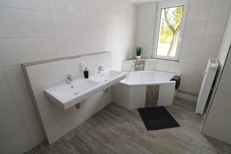 XXL Hoch drei…Etagen-Wohnung mit Wanne, Dusche, Gäste-WC u. 2 Balkonen!!!!, 09599 Freiberg, Maxim-Gorki-Straße 52