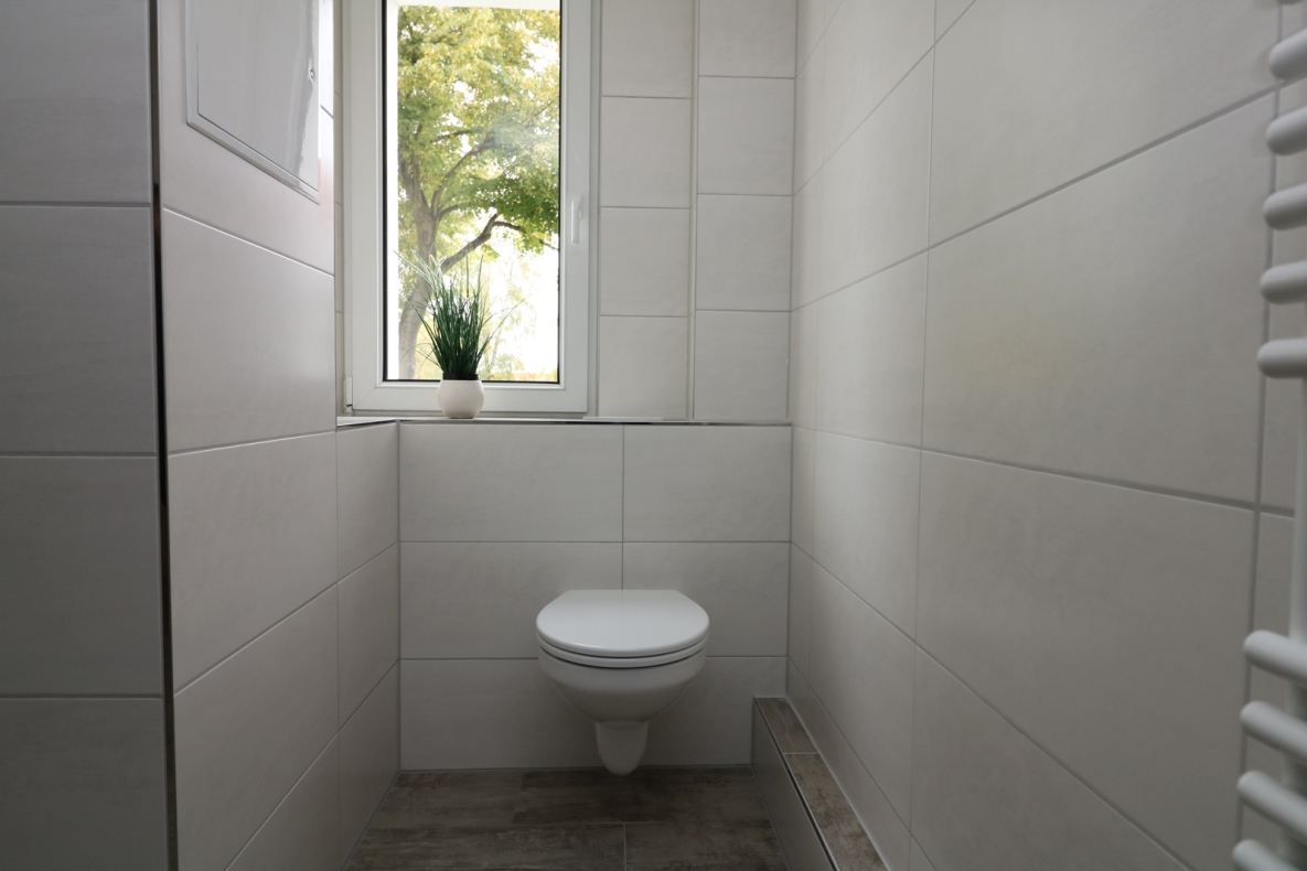 XXL Hoch drei...Etagen-Wohnung mit Wanne, Dusche, Gäste-WC u. 2 Balkonen!!!! - Beispiel Bad