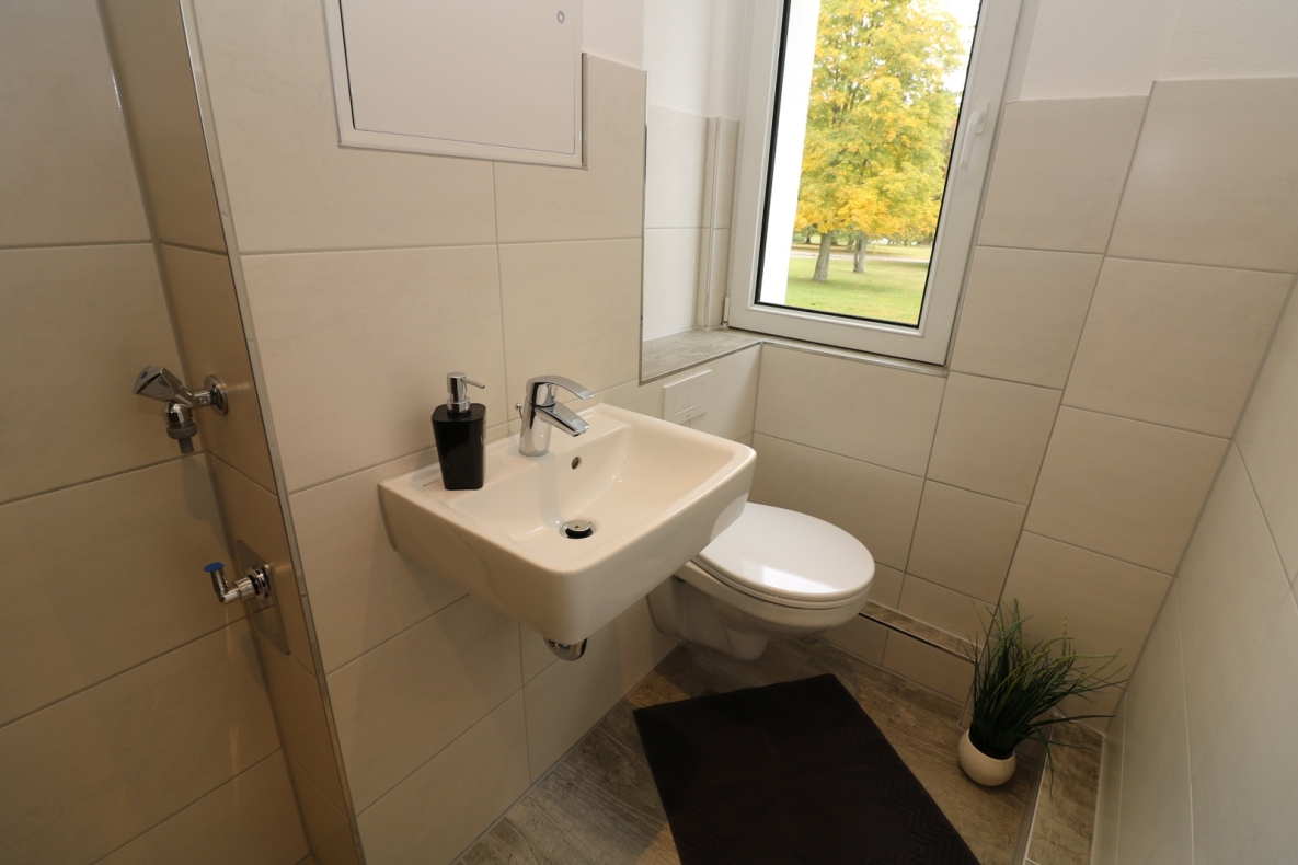 XXL Hoch drei...Etagen-Wohnung mit Wanne, Dusche, Gäste-WC u. 2 Balkonen!!!! - Beispiel Gäste-WC