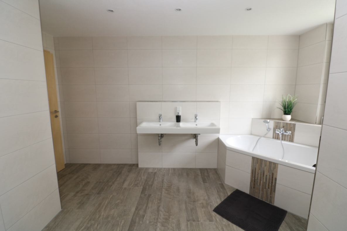 XXL Hoch drei...Etagen-Wohnung mit Wanne, Dusche, Gäste-WC u. 2 Balkonen!!!! - Beispiel Bad