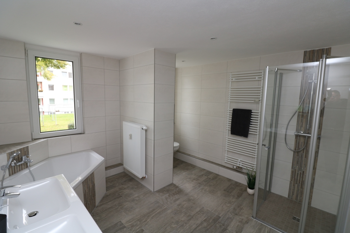 XXL Hoch drei...Etagen-Wohnung mit Wanne, Dusche, Gäste-WC u. 2 Balkonen!!!! - Beispiel Bad