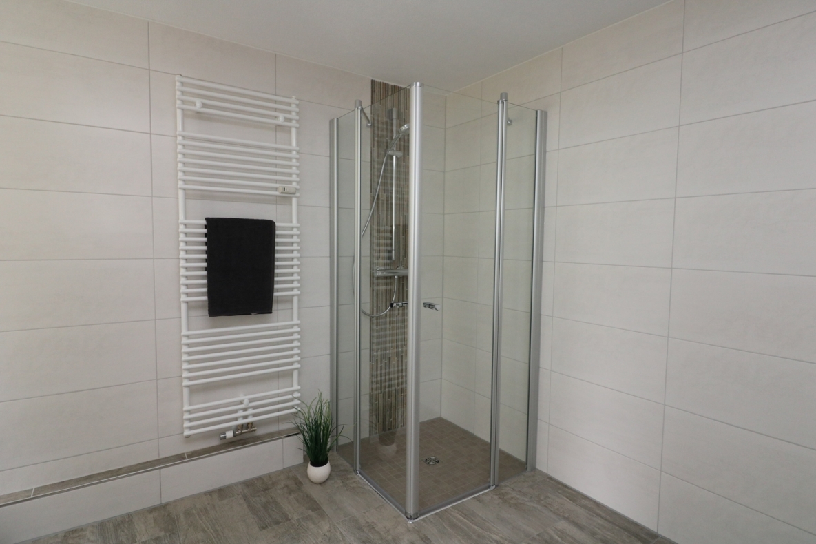 XXL Hoch drei...Etagen-Wohnung mit Wanne, Dusche, Gäste-WC u. 2 Balkonen!!!! - Beispiel Bad