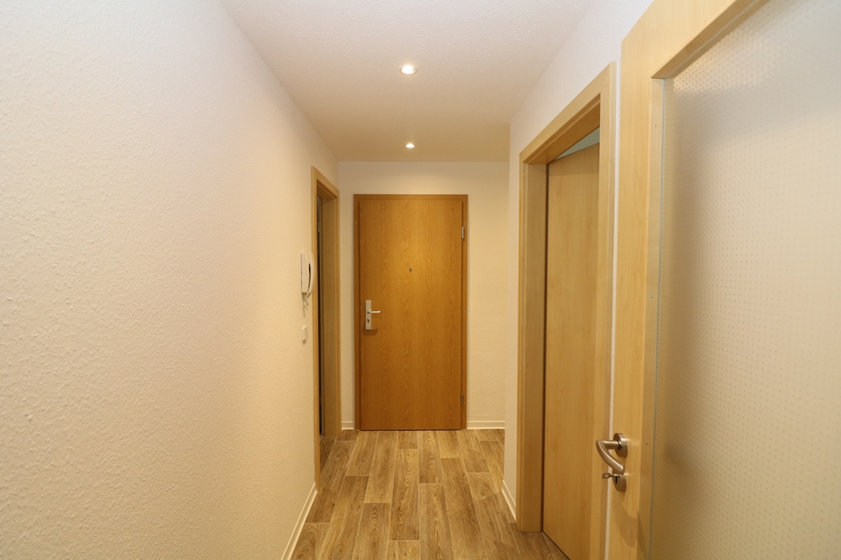 XXL Hoch drei...Etagen-Wohnung mit Wanne, Dusche, Gäste-WC u. 2 Balkonen!!!! - Beispiel Flur