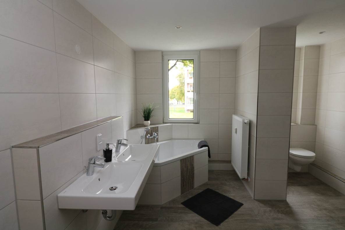 XXL Hoch drei...Etagen-Wohnung mit Wanne, Dusche, Gäste-WC u. 2 Balkonen!!!! - Beispiel Bad