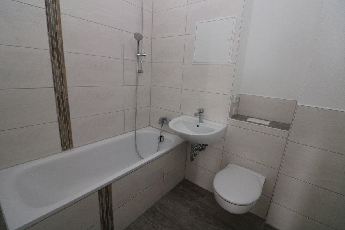 *3-Raum-Wohn-Glück* mit Badewanne und Balkon - Beispiel Bad