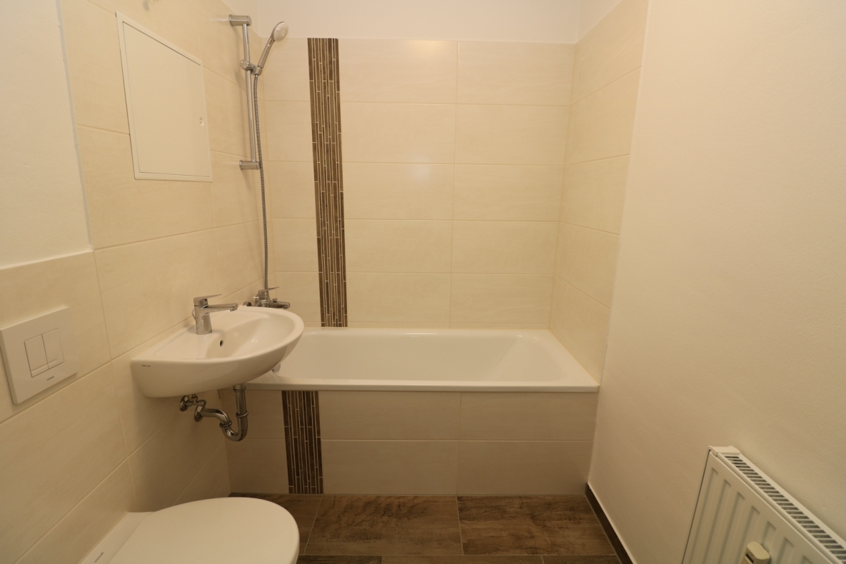 Kinderlachen willkommen...sanierte 4-Raum-Familienwohnung mit modernem Wannenbad!!! - Beispiel Bad mit Wanne