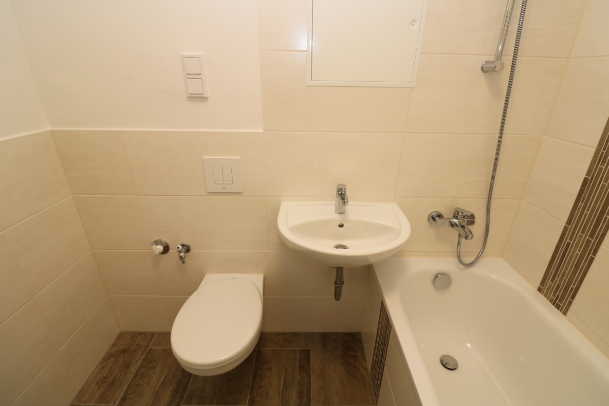 Kinderlachen willkommen...sanierte 4-Raum-Familienwohnung mit modernem Wannenbad!!! - Beispiel Bad mit Wanne