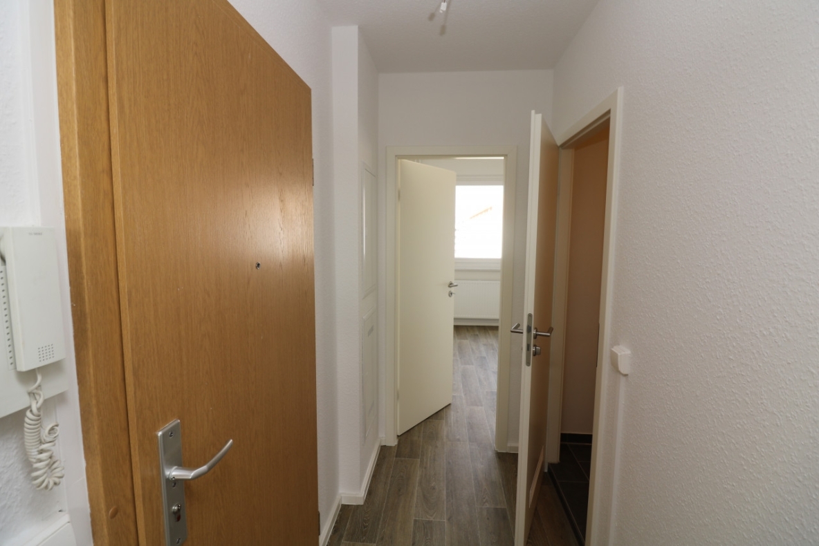 Wohlfühlgarantie...neu sanierte 3-RW mit Dusche und Balkon!!! - Flur