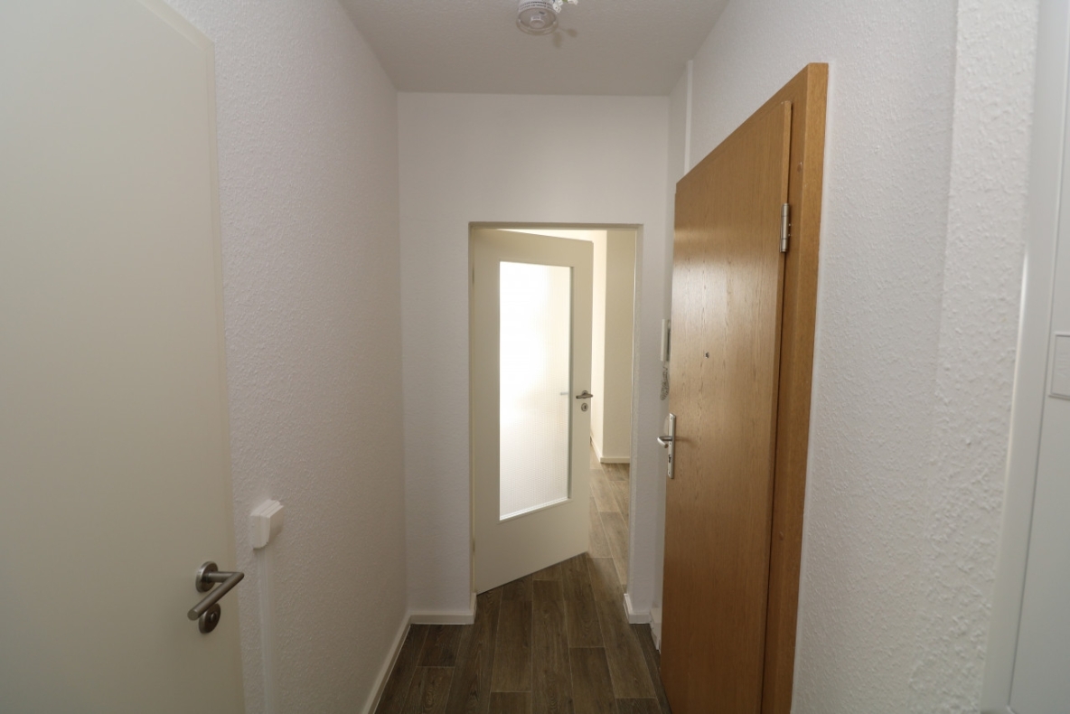 Wohlfühlgarantie...neu sanierte 3-RW mit Dusche und Balkon!!! - Flur