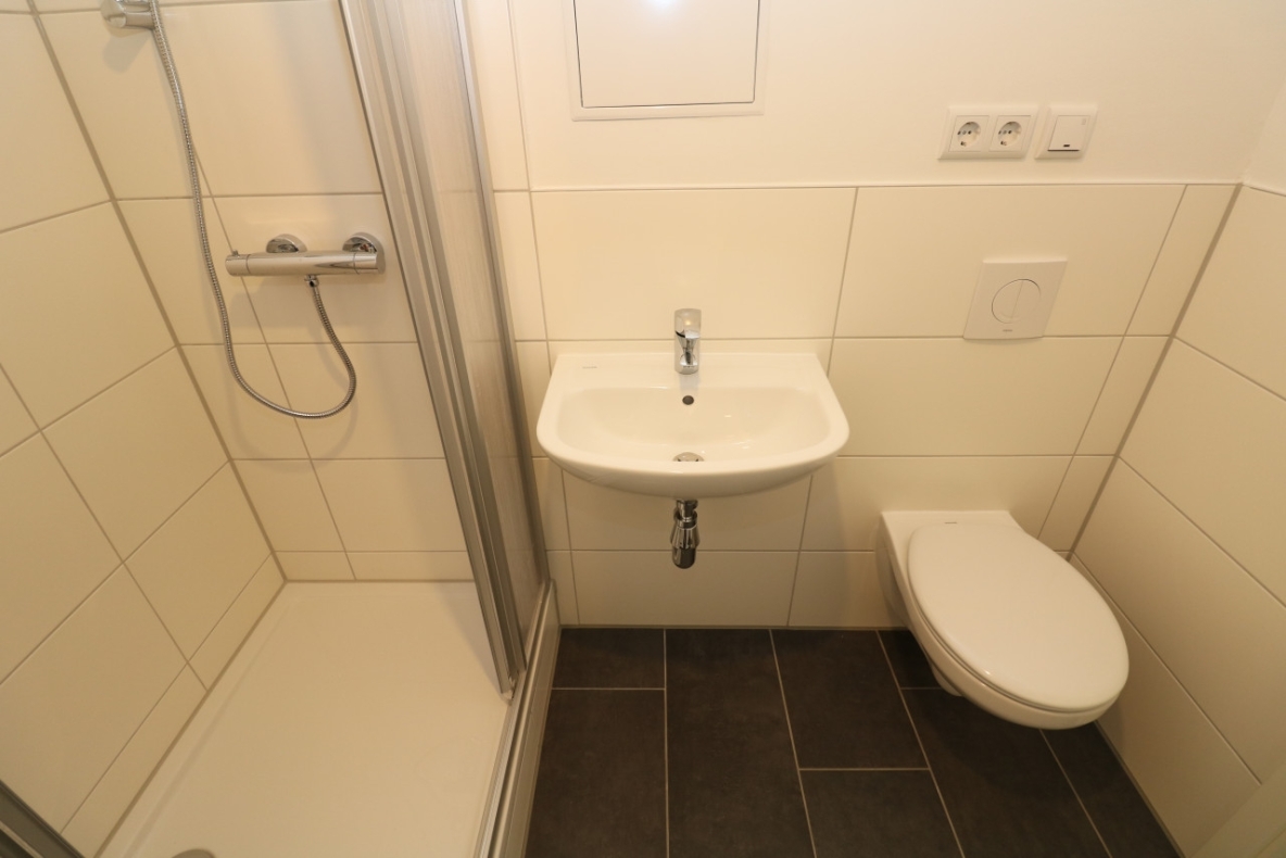 Wohlfühlgarantie...neu sanierte 3-RW mit Dusche und Balkon!!! - Bad mit Dusche