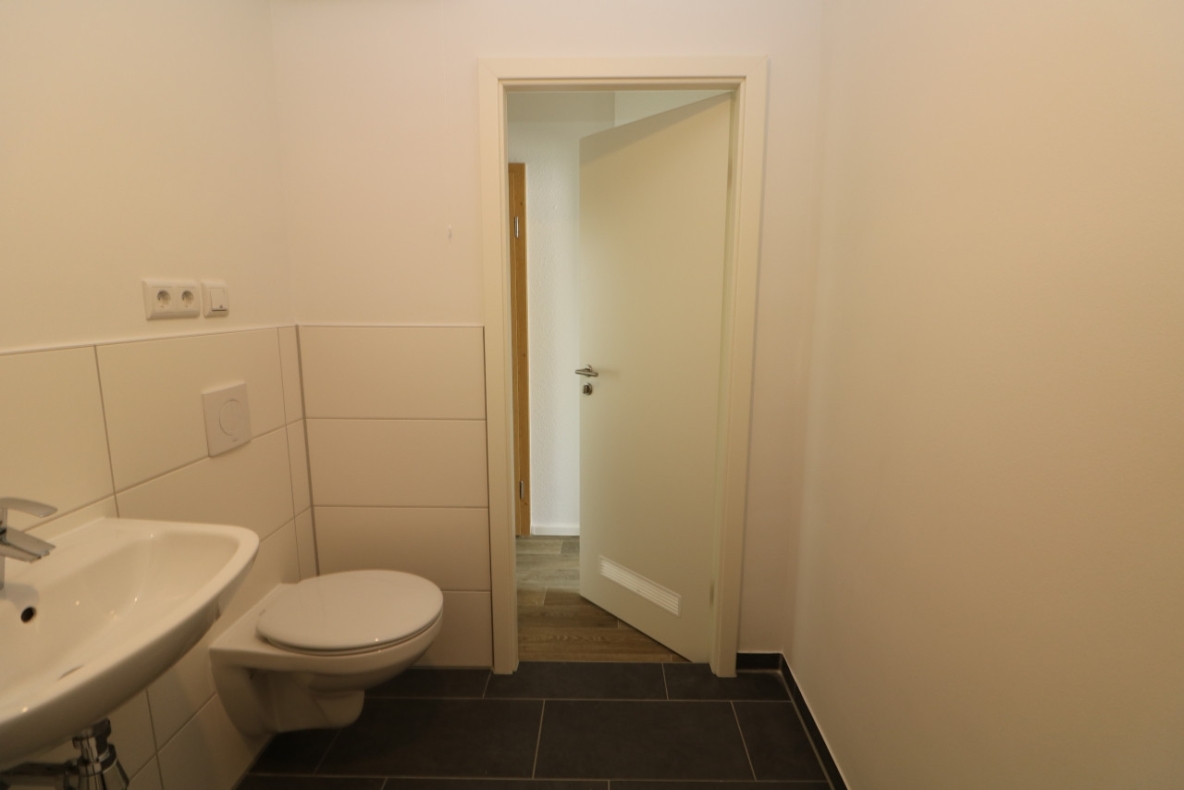 Wohlfühlgarantie...neu sanierte 3-RW mit Dusche und Balkon!!! - Bad mit Dusche