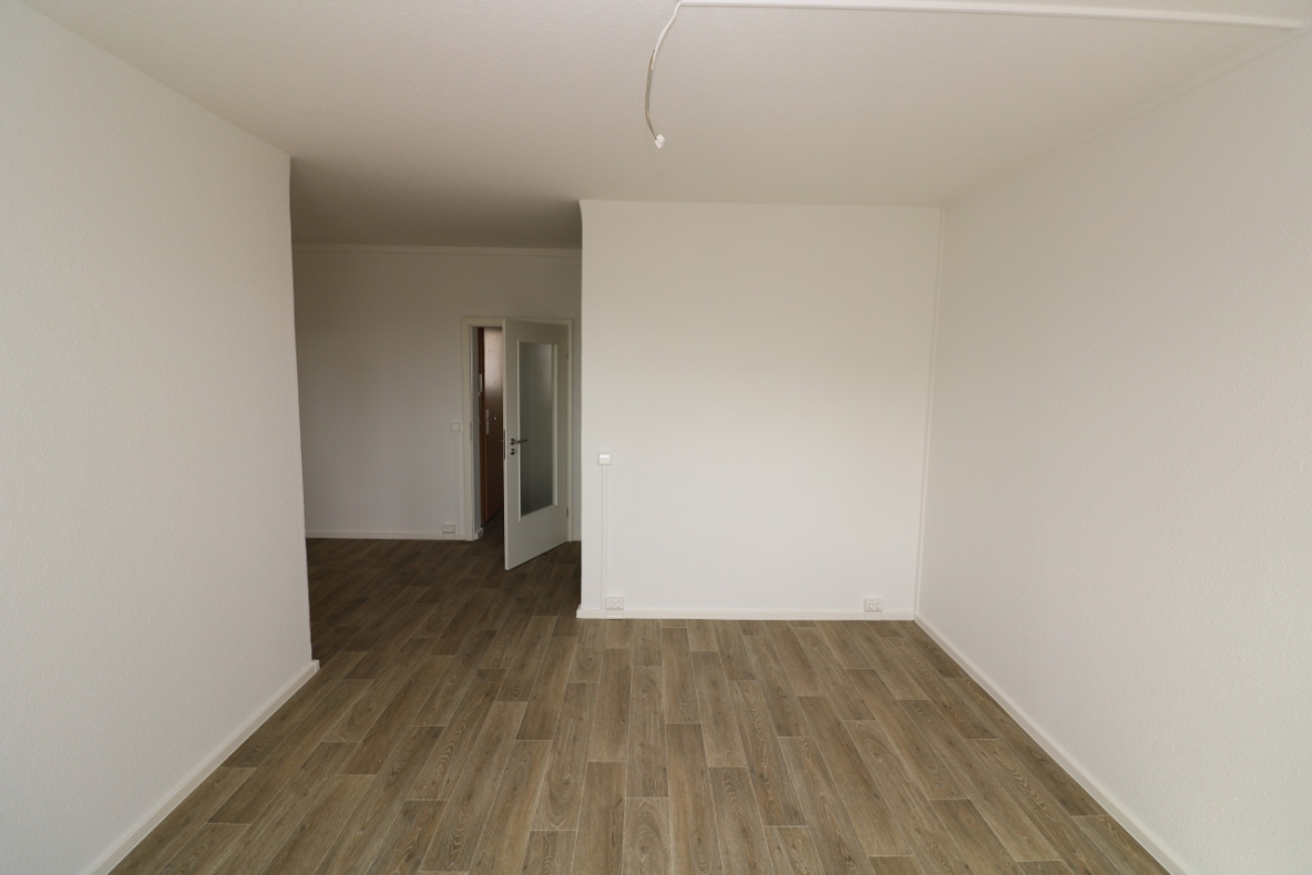 Wohlfühlgarantie...neu sanierte 3-RW mit Dusche und Balkon!!! - Wohnzimmer