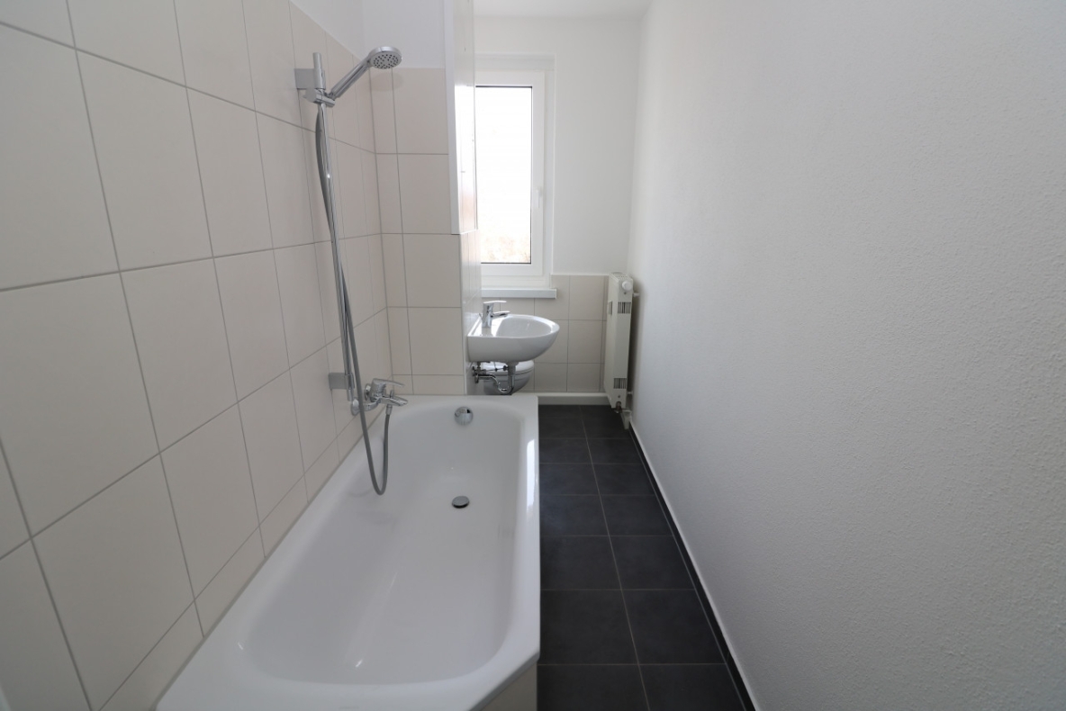 Immer auf der Sonnenseite...helle 2-RW mit Wanne & Balkon!!! - Bad mit Wanne