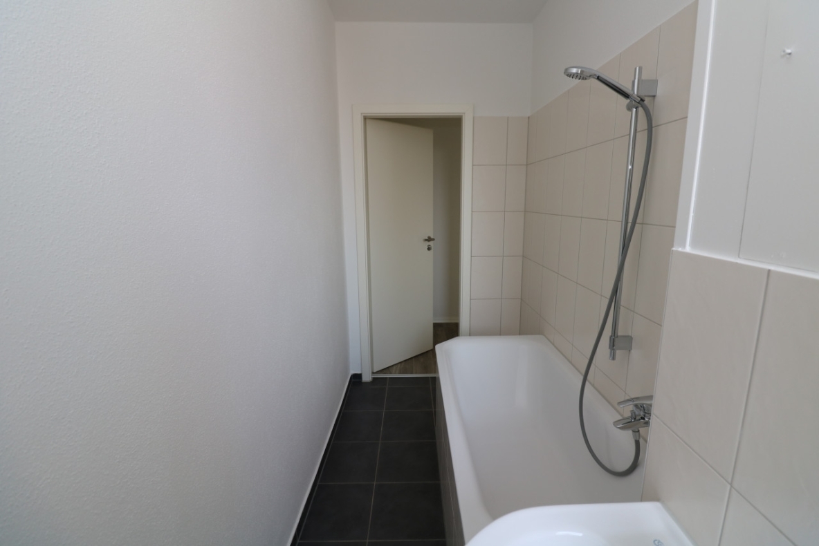 Immer auf der Sonnenseite...helle 2-RW mit Wanne & Balkon!!! - Bad mit Wanne