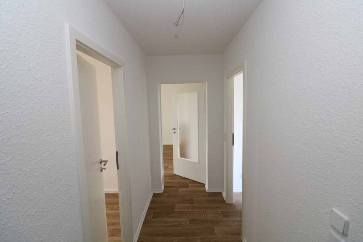 EG-Wohnung mit bodengleicher Dusche & Balkon...da freuen sich nicht nur die Umzugshelfer! - Flur