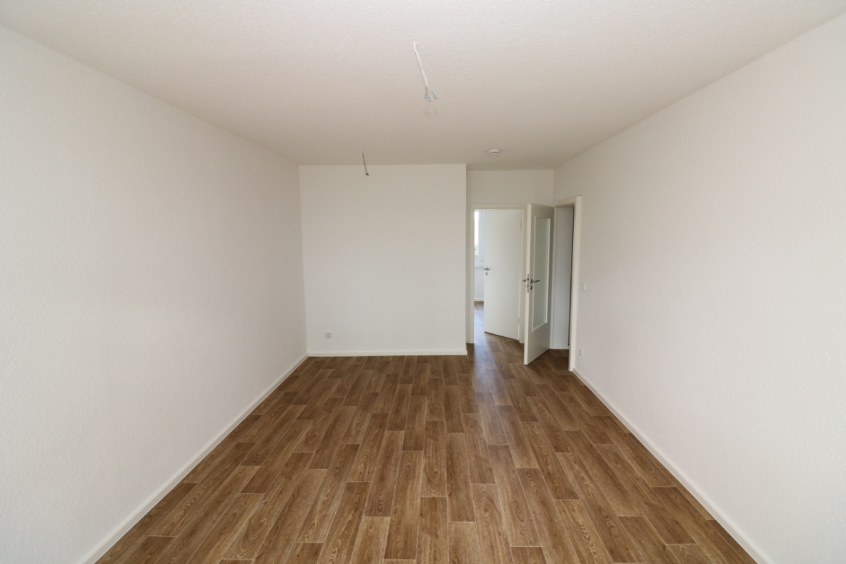 EG-Wohnung mit bodengleicher Dusche & Balkon...da freuen sich nicht nur die Umzugshelfer! - Wohnzimmer