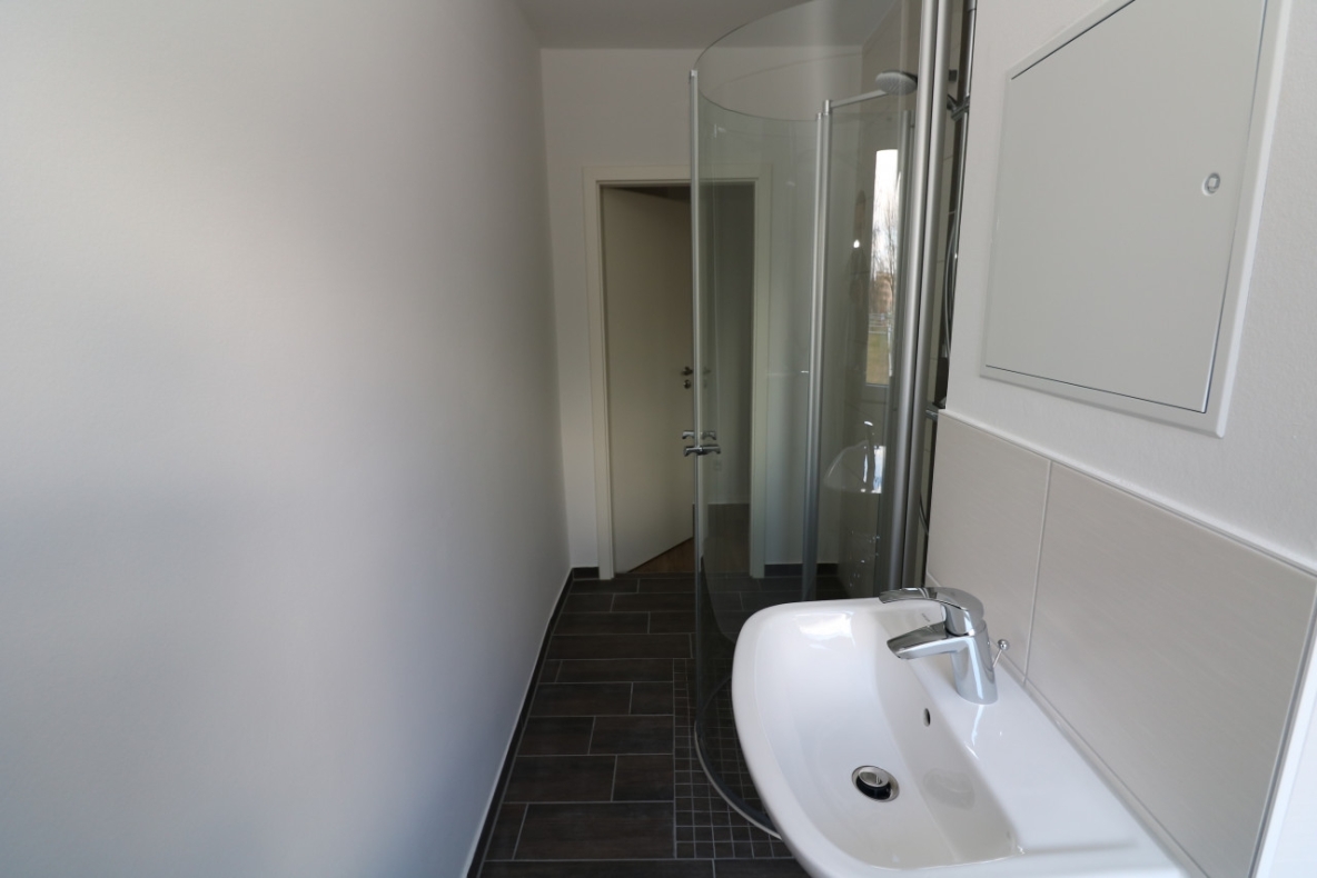 EG-Wohnung mit bodengleicher Dusche & Balkon...da freuen sich nicht nur die Umzugshelfer! - Bad mit Dusche