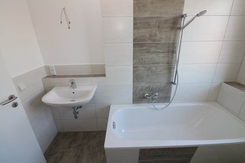 *2-Raum-Traum* - seltener 2RW-Grundriss mit Badewanne und geräumiger Küche - Bad