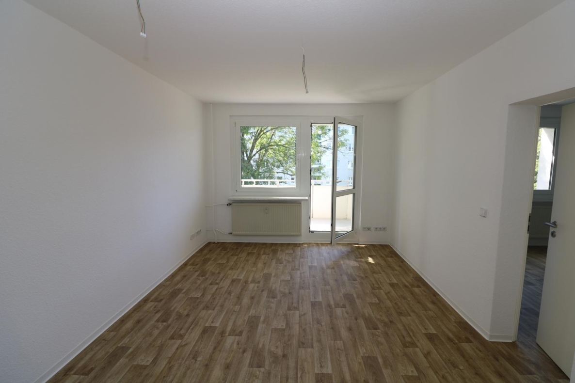 Endlich ankommen! Bezugsfertige 3RW mit Balkon! - Wohnzimmer