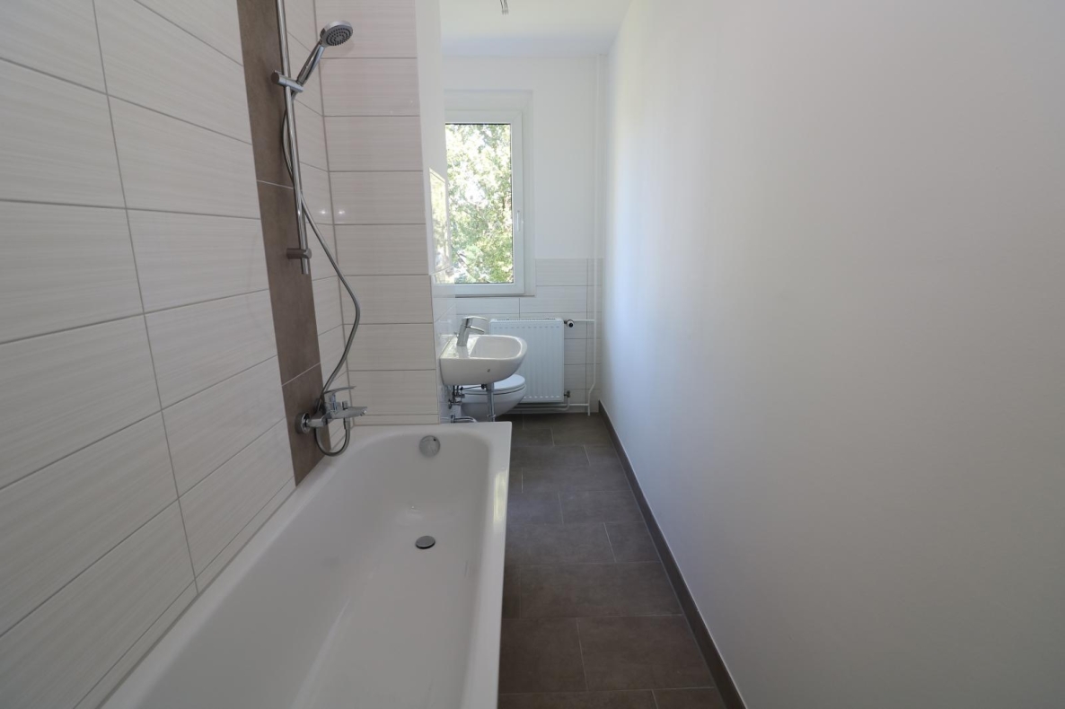 Endlich ankommen! Bezugsfertige 3RW mit Balkon! - Bad mit Wanne