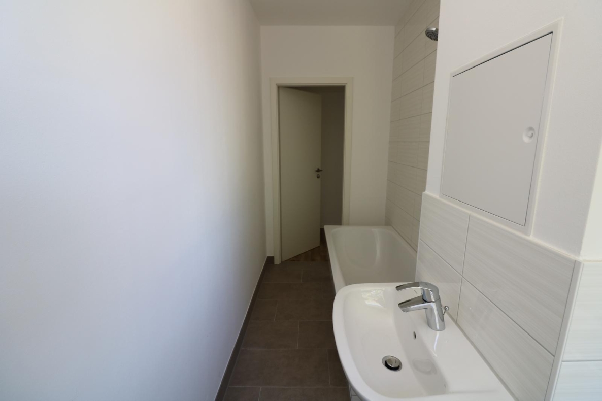 Endlich ankommen! Bezugsfertige 3RW mit Balkon! - Bad mit Wanne