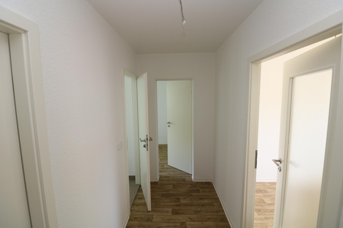 Endlich ankommen! Bezugsfertige 3RW mit Balkon! - Flur