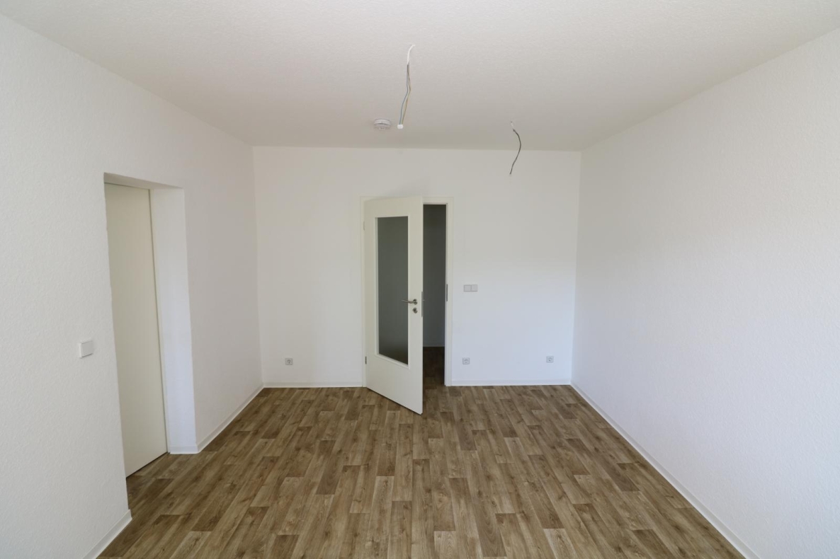 Endlich ankommen! Bezugsfertige 3RW mit Balkon! - Wohnzimmer