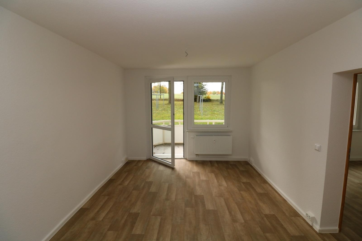 Wozu viele Treppen steigen? Neu sanierte Erdgeschosswohnung mit Blick ins Grüne! - Wohnzimmer