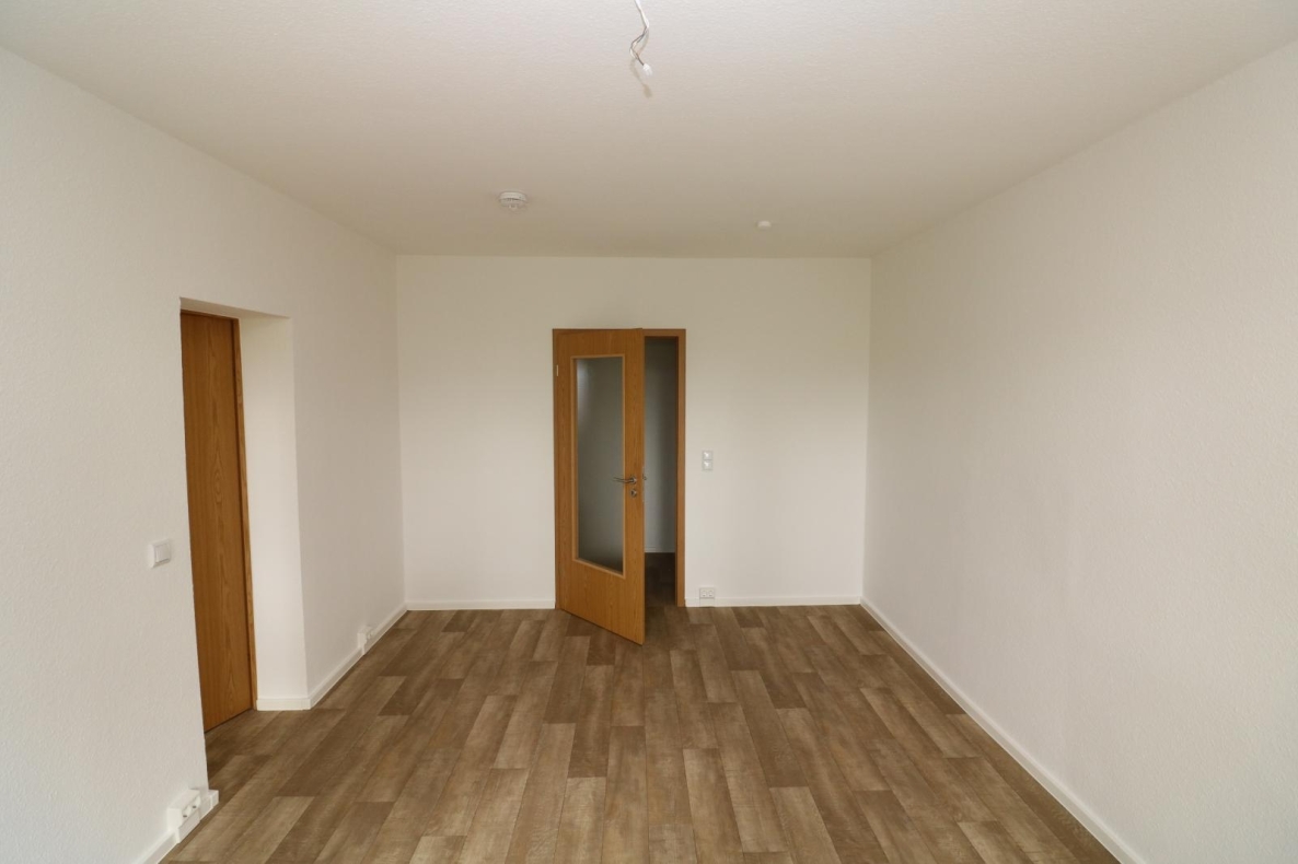 Wozu viele Treppen steigen? Neu sanierte Erdgeschosswohnung mit Blick ins Grüne! - Wohnzimmer