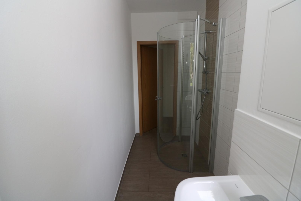 Wozu viele Treppen steigen? Neu sanierte Erdgeschosswohnung mit Blick ins Grüne! - Bad mit Dusche